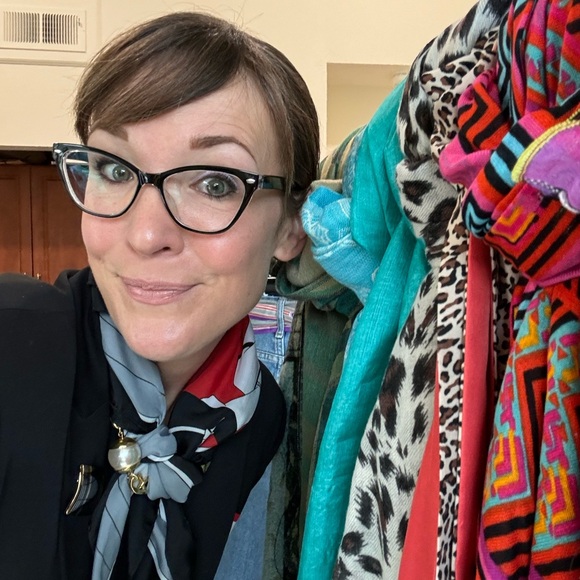 Meet your Posher, Amy! - Picture 2 of 5